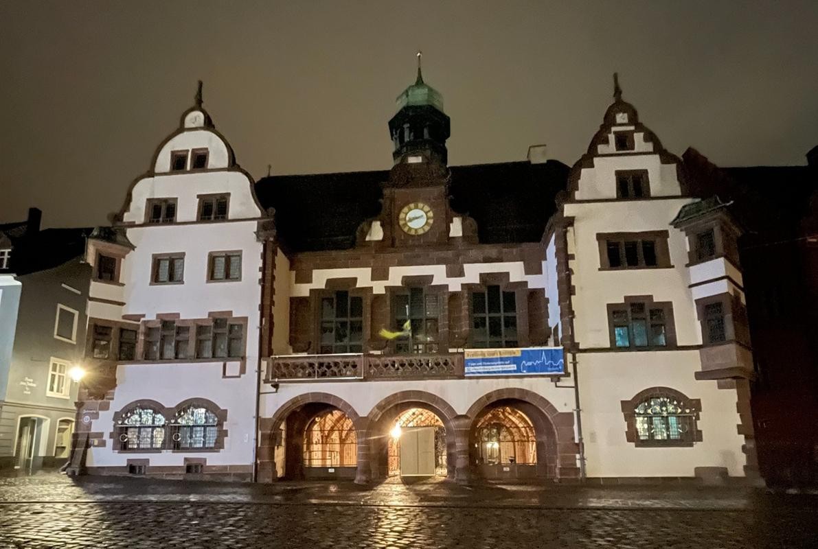 Das Innenstadtrathaus von vorne bei Nacht.