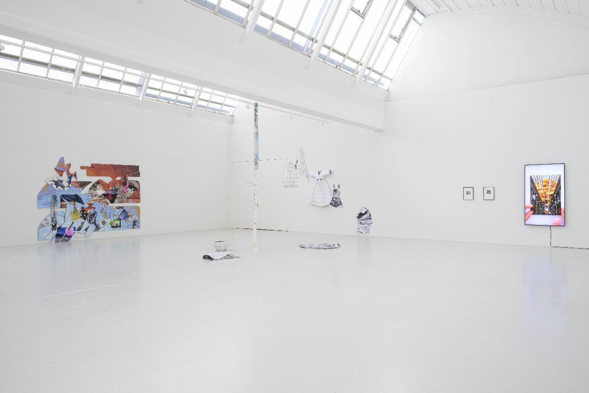 Foto Marc Doradzillo Ausstellungsansicht mit einer Videoinstallation von Lilly Lulay und einer Installation aus Fotografien von Gisoo Kim und einer wandfüllenden Fotocollage von Dalomia Rognean