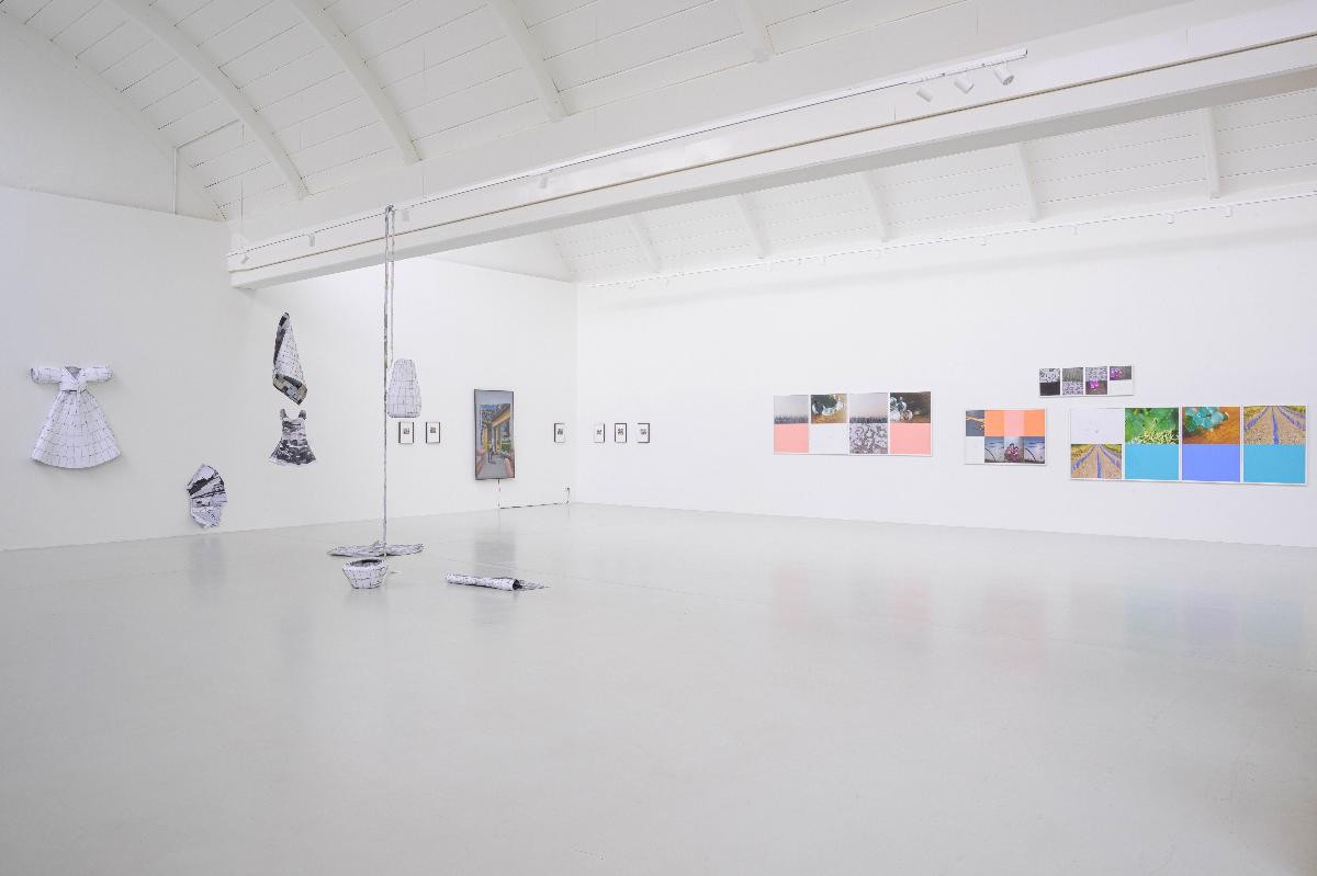 Foto: Marc Doradzillo Ausstellungsansicht mit zum Teil abstrakten Fotoarbeiten von Sandra Eades, Einer Videoinstallation von Lilly Lulay und eine Installation aus Fotografien von Gisoo Kim