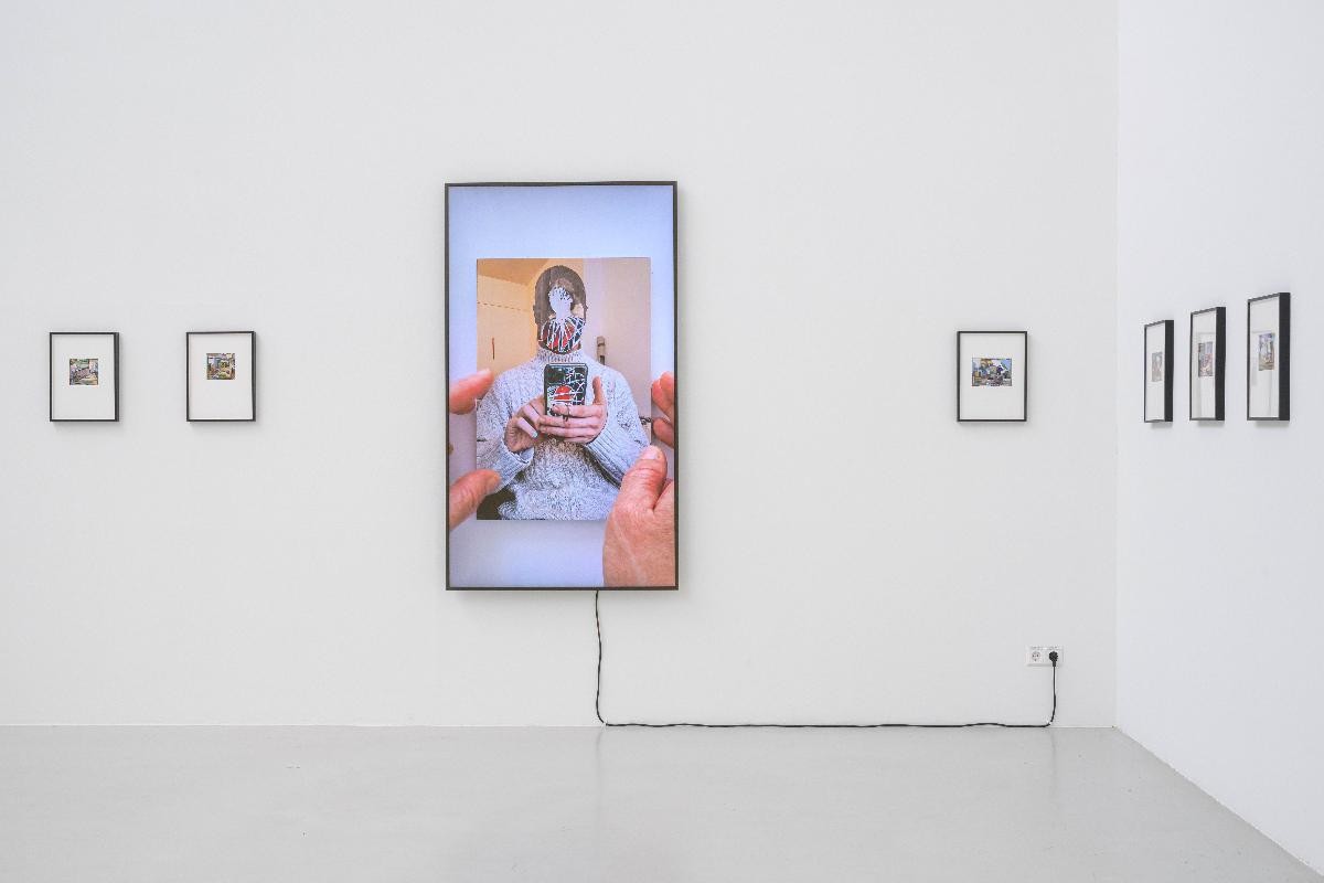 Foto: Marc Doradzillo Ausstellungsansicht mit den Arbeiten "Mindscapes Nr. 91," und "Brussels". In der Virdeoarbeit Brüssels werden Fotografien übereinandergelegt mit ausgeschnitten durchsichten, die dann per hand nach und nach abgetragen werden