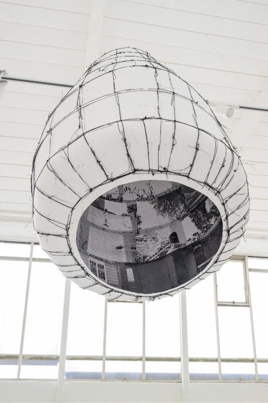 Foto: Marc Doradzillo Objekt aus der Installation "Connected Spaces" von Gisoo Kim, hängend. Von unten können im inneren die Schwarzweiß-Fotografien gesehen werden