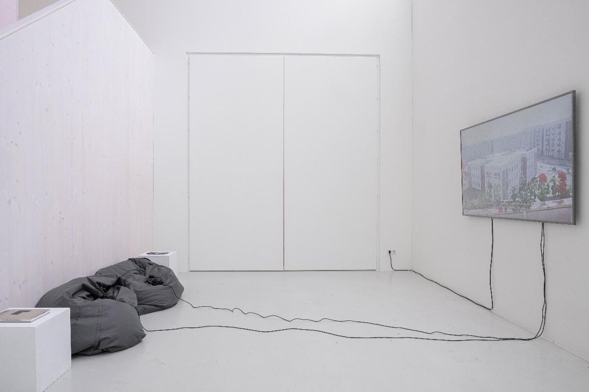Foto: Marc Doradzillo Ausstellungsansicht Video "Plattenbaugeschichten. Eine assoziative Recherche" von Wenke Seemann