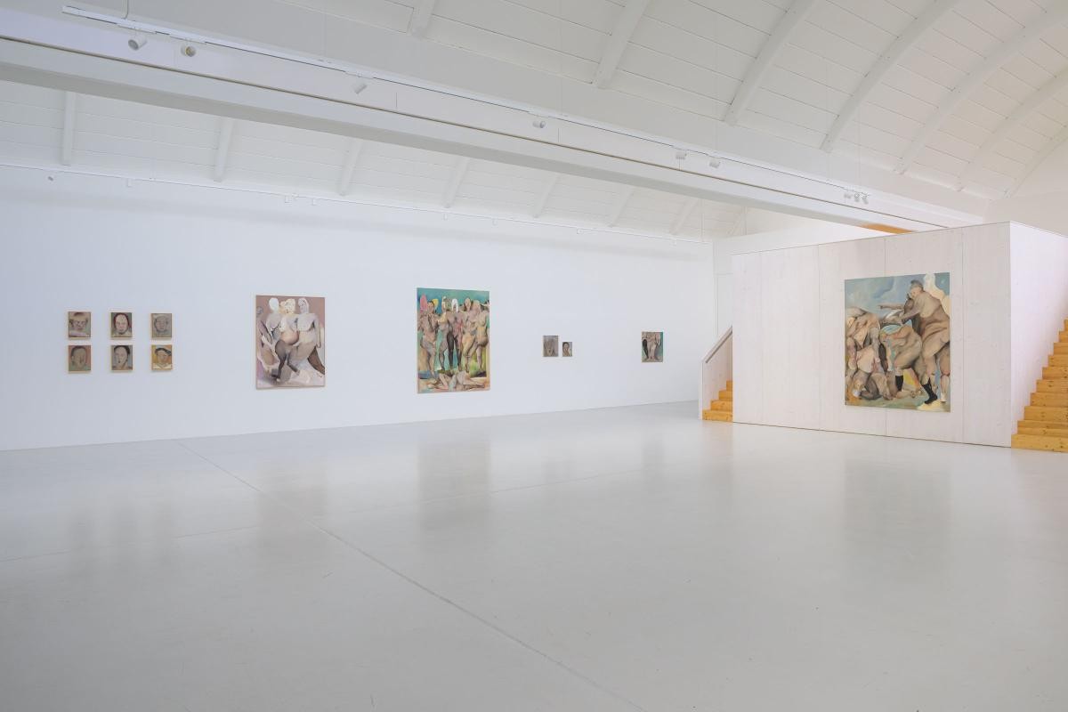 Ausstellungsansicht mit Gemälden von Jieun Choi. Die Gemälde können sehr klein sein und nur  Köpfe zeigen oder sehr groß mit mehreren menschlichen Körpern