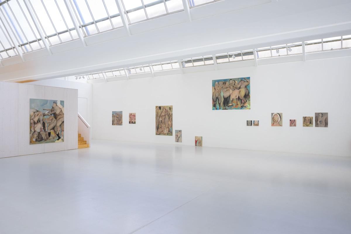 Ausstellungsansicht mit Gemälden von Jieun Choi. Die Gemälde können sehr klein sein und nur  Köpfe zeigen oder sehr groß mit mehreren menschlichen Körpern