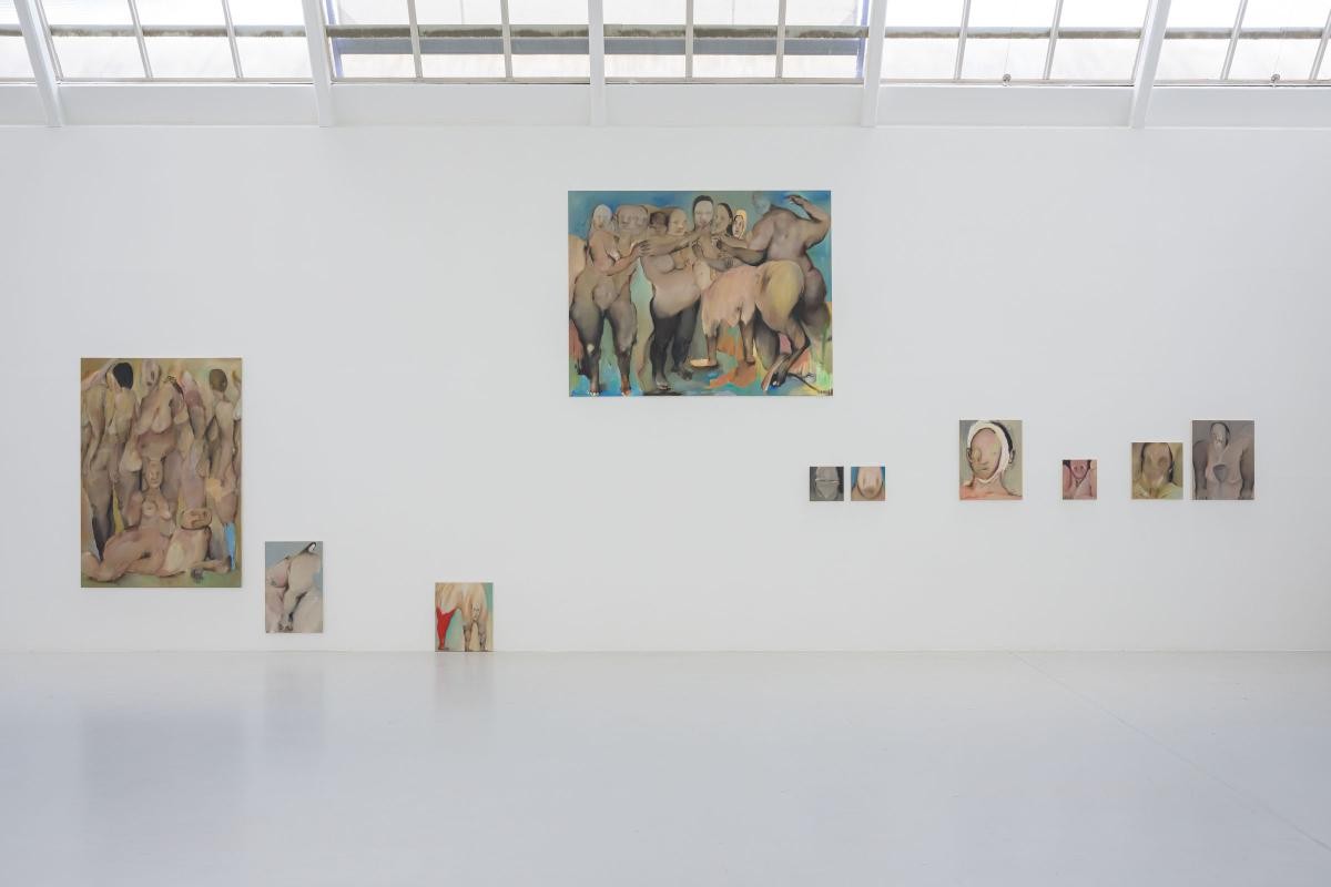 Ausstellungsansicht mit Gemälden von Jieun Choi. Die Gemälde können sehr klein sein und nur  Köpfe zeigen oder sehr groß mit mehreren menschlichen Körpern