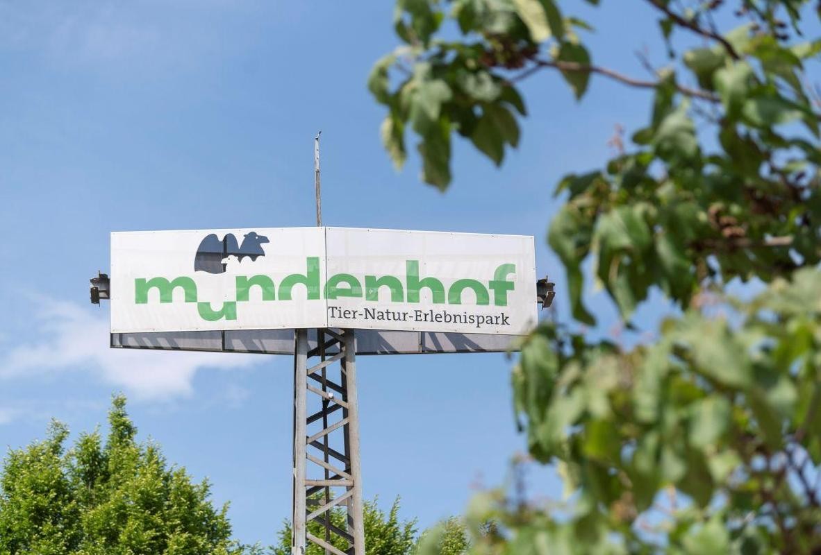 Ein Schild mit dem Schriftzug "Mundenhof" Ein Schild mit dem Schriftzug "Mundenhof"