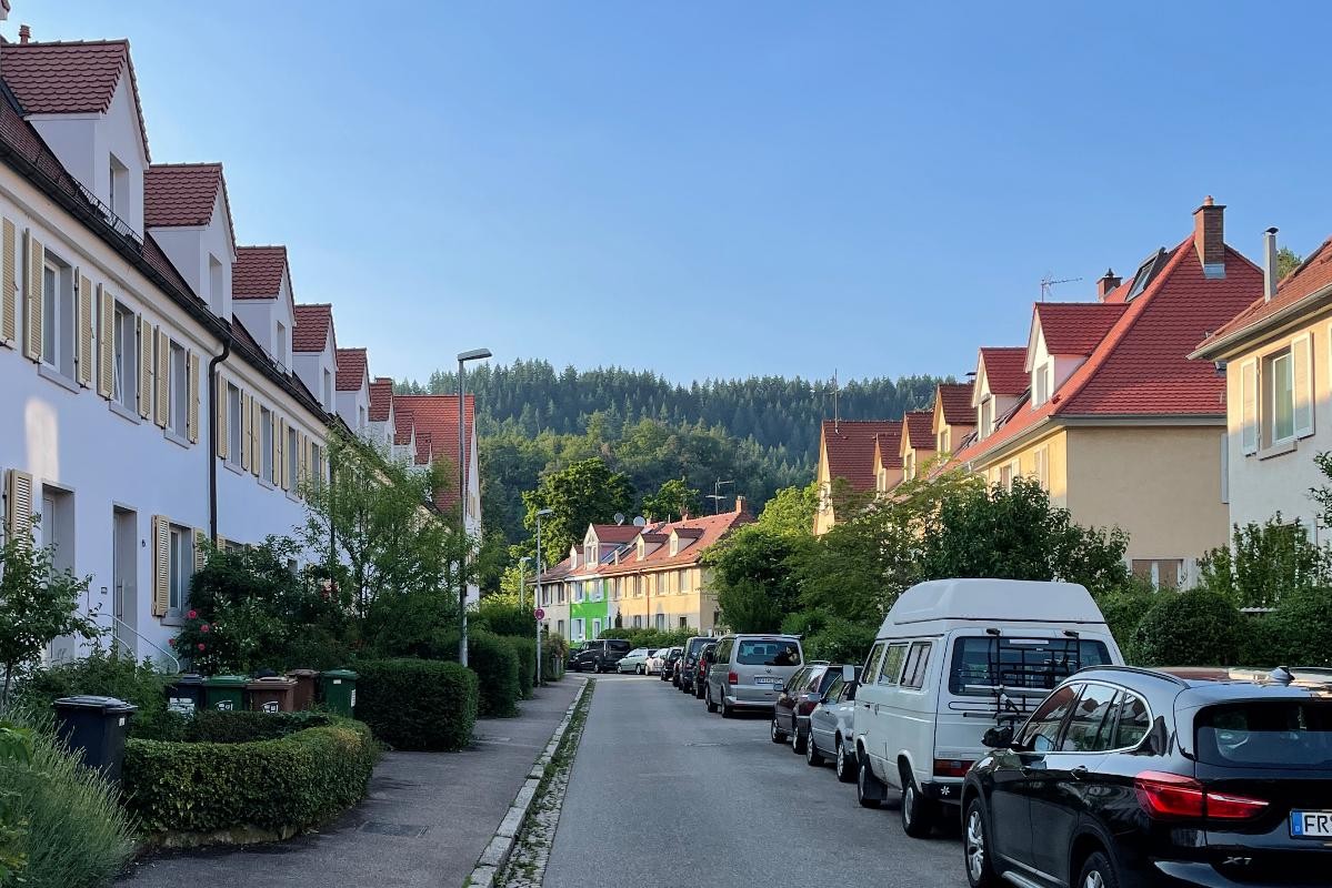 Johannisbergstraße - Bereich der städtebaulichen Erhaltungssatzung, Foto: Stadtplanungsamt Freiburg, 10.06.20216. Straße mit Zeilenbebauung mit Dachgauben