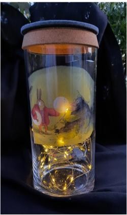 Ein Glas mit einer Lichterkette darin zeigt einen Ausschnitt des Bilderbuches.