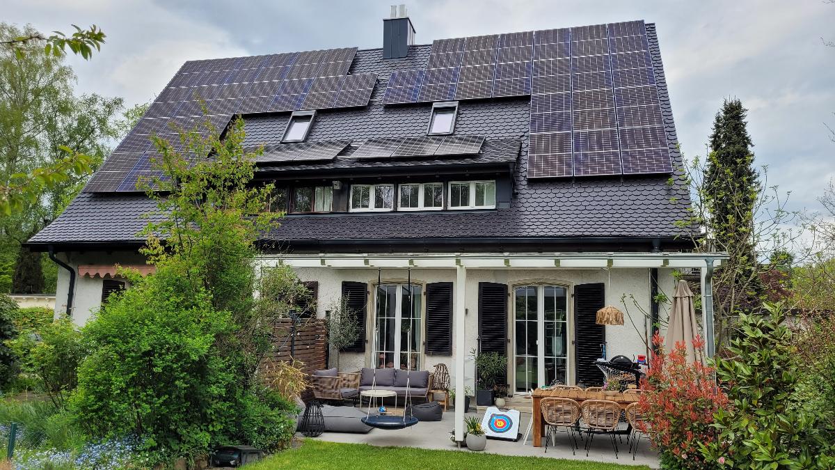 Ein Haus mit saniertem Dach und Photovoltaik Anlage auf dem Dach
