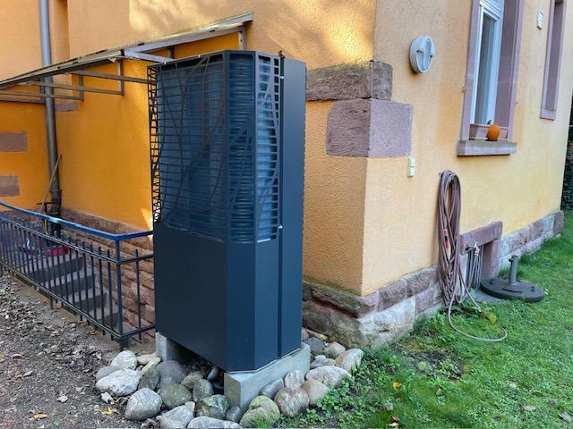 Es ist eine Wärmepumpe zu sehen
