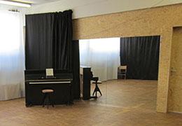 Ein Klavier in einem Tanzsaal