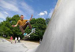 Ein junger Mann auf einem Skateboard
