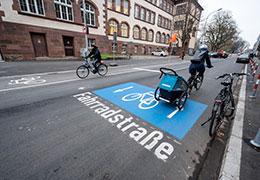 Fahrrad mit Kinderanhänger auf einer Fahrradstraße