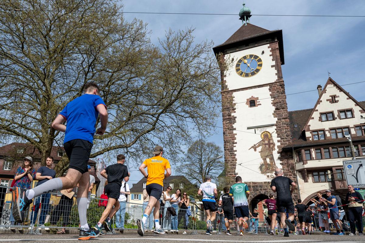 Mehrere Läufer vor dem Schwabentor beim Marathon 2024.