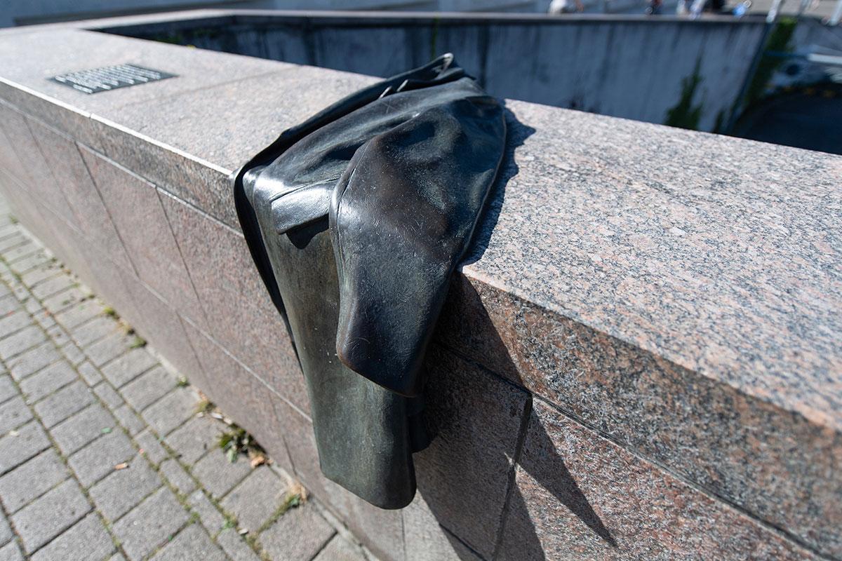 Mantel-Mahnmal auf der Wiwili-Brücke