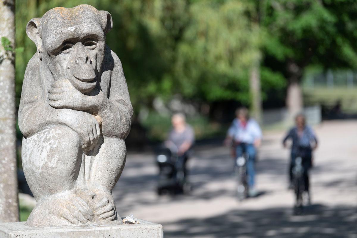 Affenskulptur am Eingang des Mundenhofs
