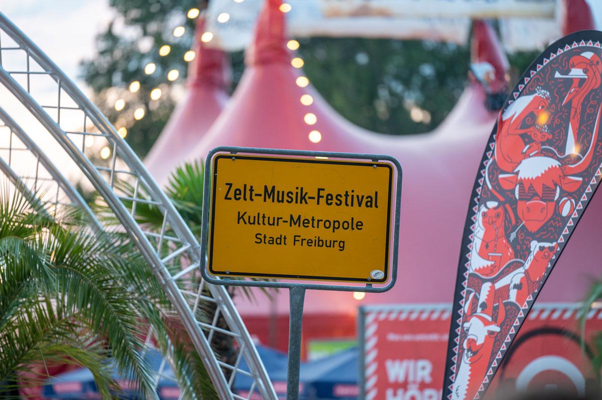 Ortsschild mit Aufschrift: Zelt-Musik-Festival, Kultur-Metropole, Stadt Freiburg
