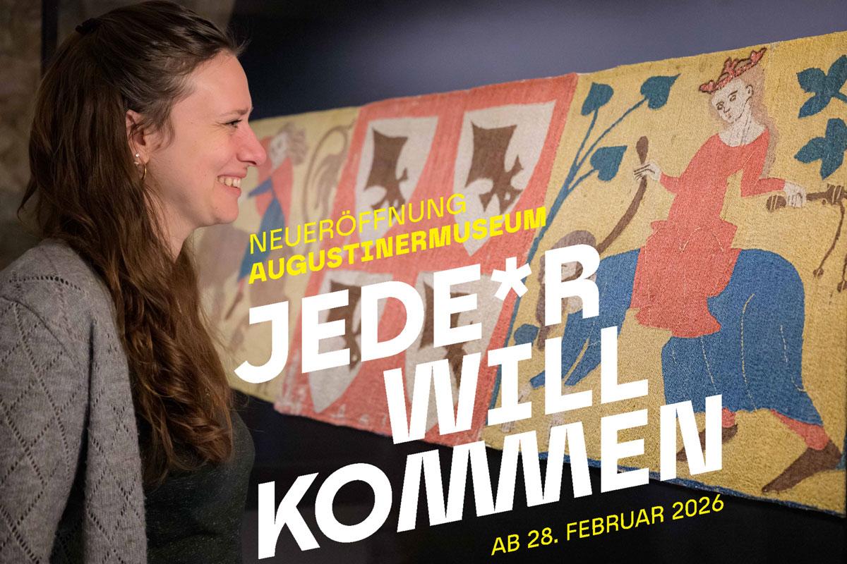 Frau steht vor Wandteppich und grinst, Schriftzug: Neueröffnung Augustinermuseum, Jede*r will kommen! Ab 28. Februar