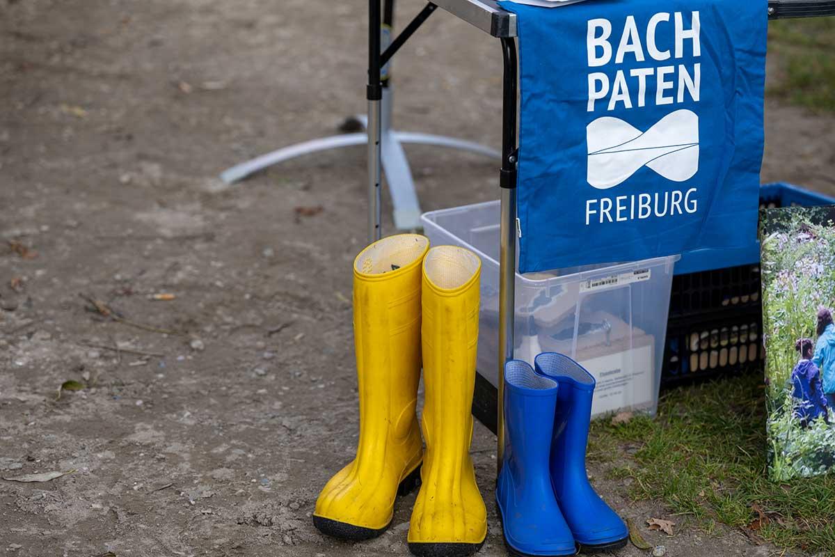Zwei Paar Gummistiefel vor einem Schild "Bachpaten" Zwei Paar Gummistiefel vor einem Schild "Bachpaten"