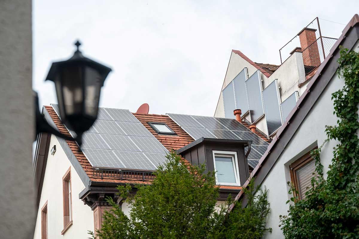 PV-Module auf Dach und Giebel eines Altbaus