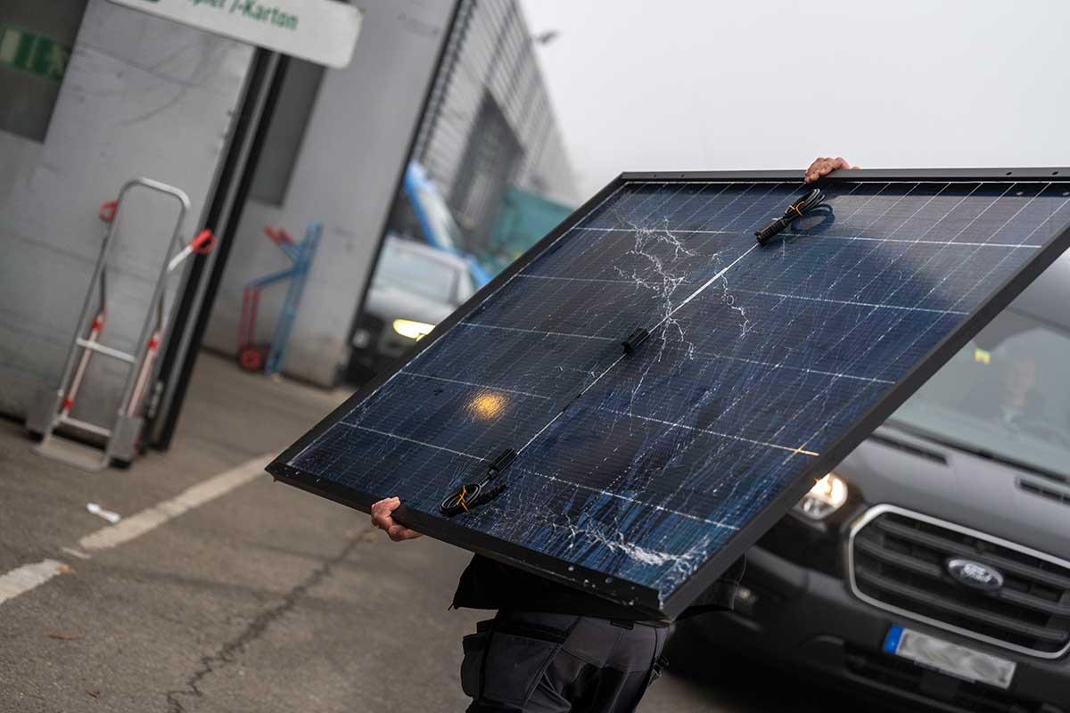 PV-Modul wird getragen