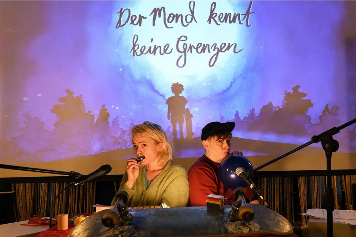 Zwei Schauspielende vor einer Leinwand Zwei Schauspielende vor einer Leinwand
