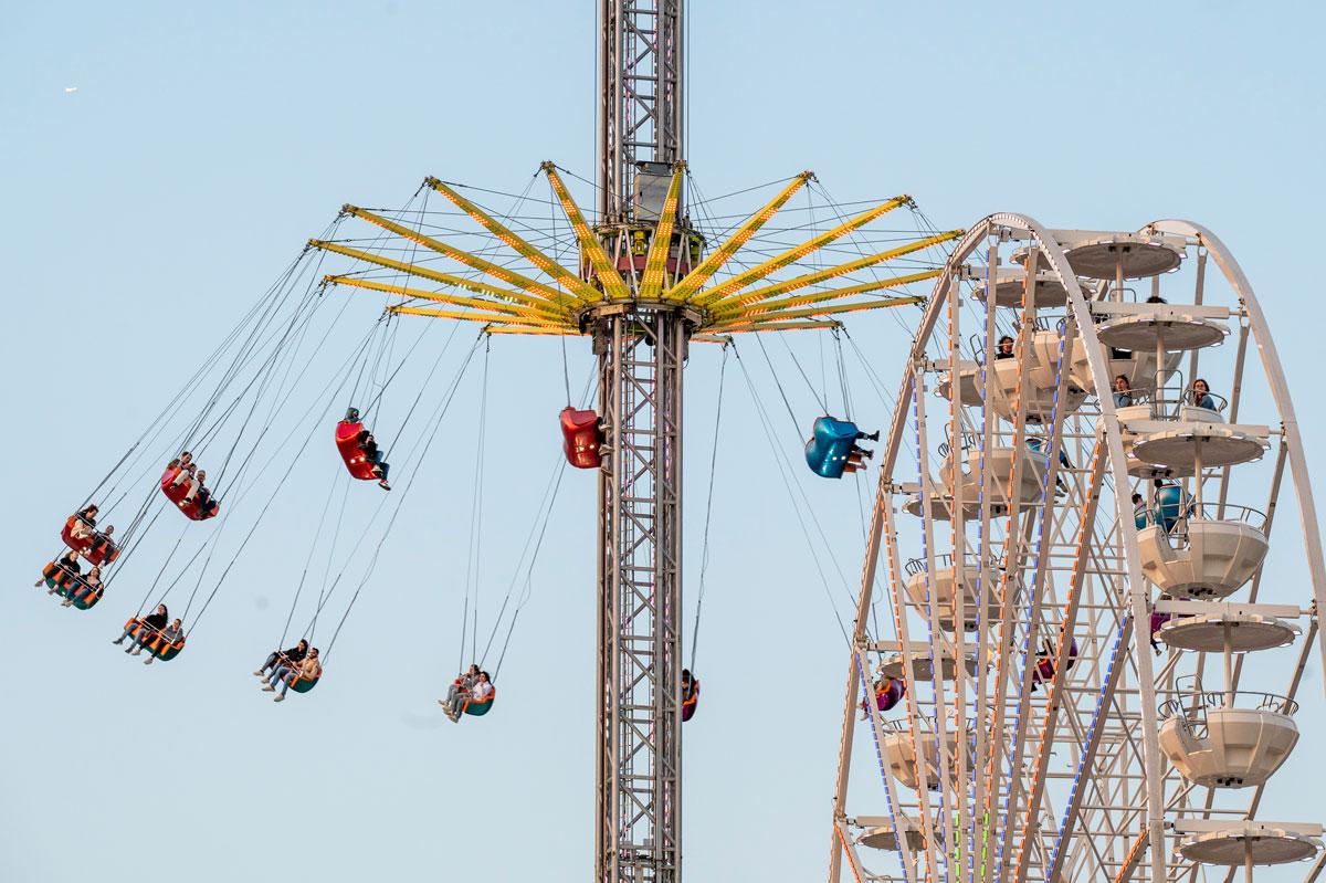 Foto: Seeger / Stadt Freiburg Rechts ein Riesenrad, mittig ein Karusellturm