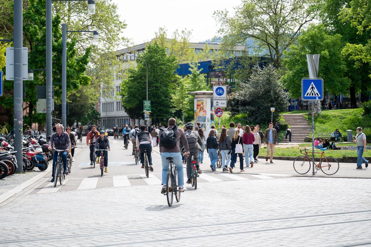 Viele Radfahrende in einer Straße