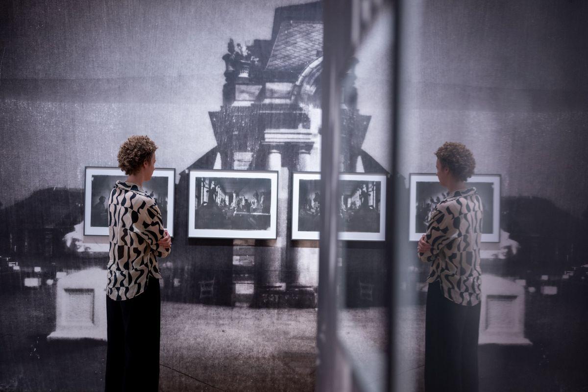 Eine Frau sieht sich die Sonderausstellung an.