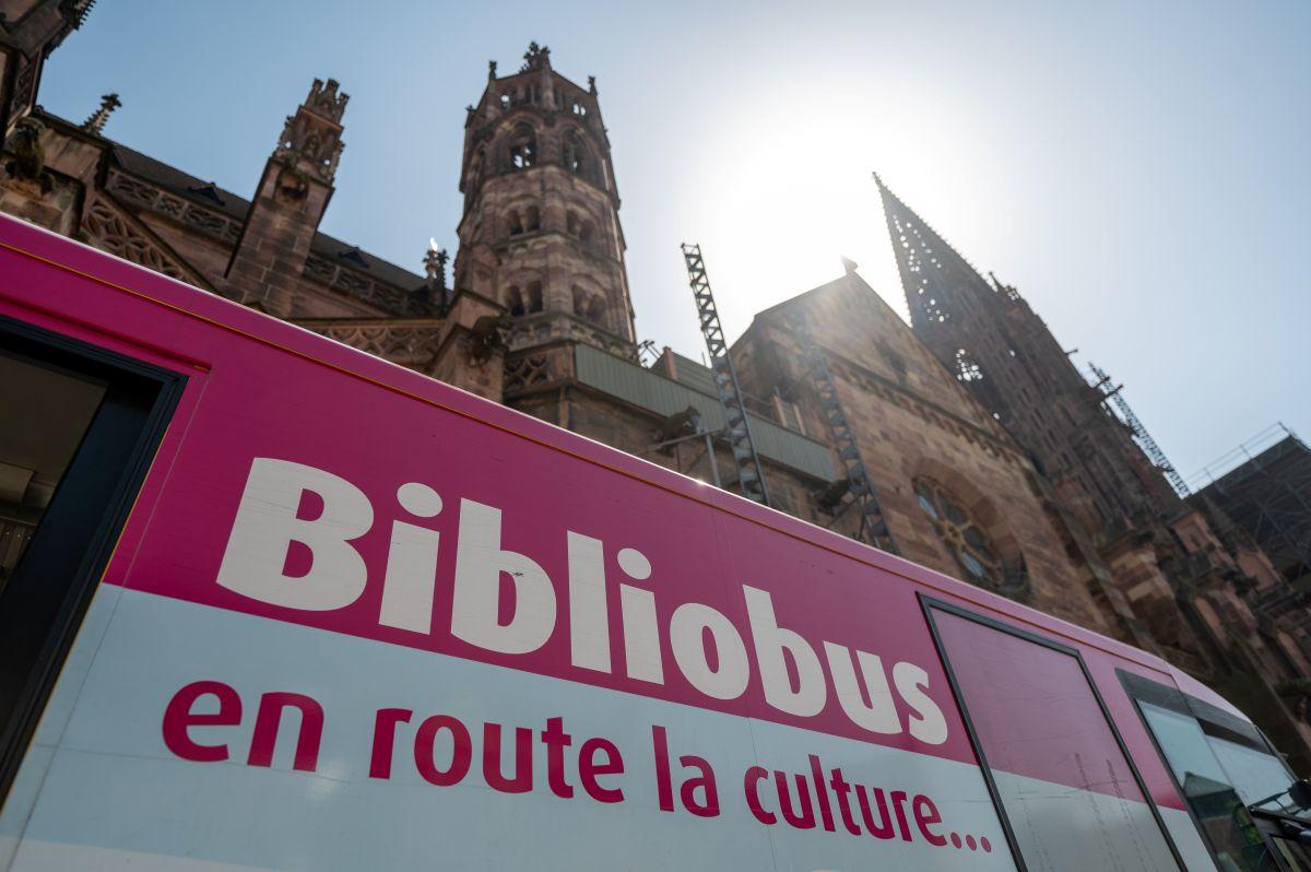 Schriftzug Bibliobus vor dem Münster