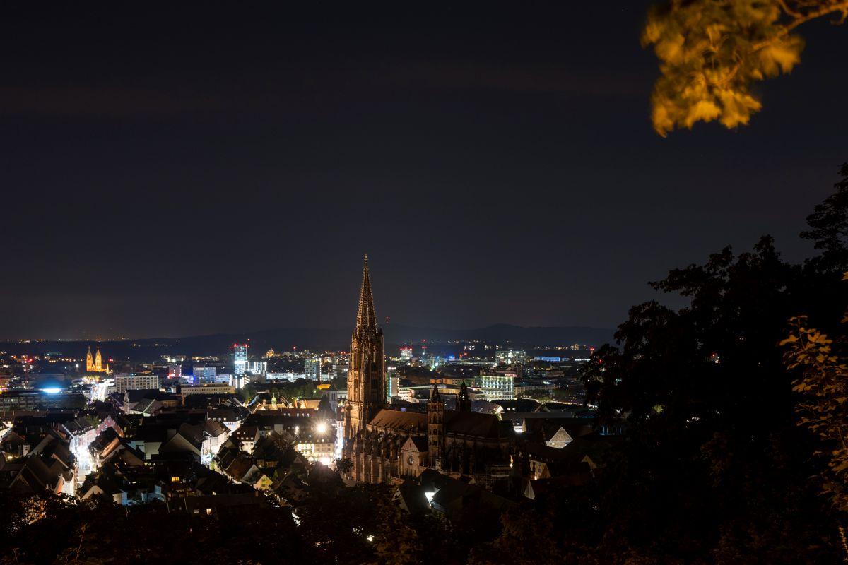 Blick auf das unbeleuchtete Münster bei Nacht