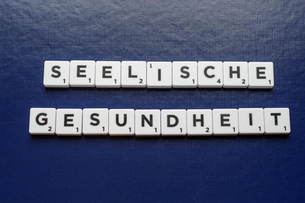 Die Worte "Seelische Gesundheit" mit Scrabble-Steinen gelegt