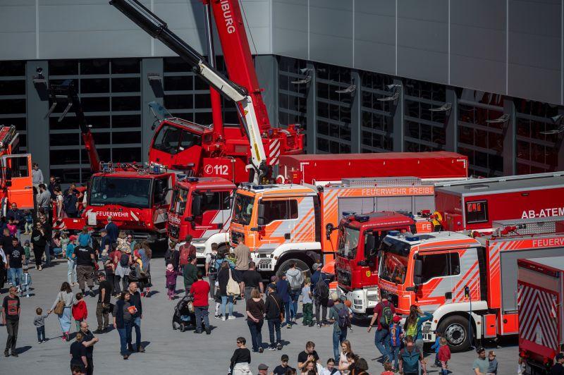 Menschen schauen sich Feuerwehrautos an