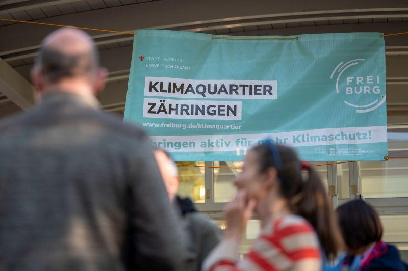 Banner mit der Aufschrift "Klimaquartier Zähringen"