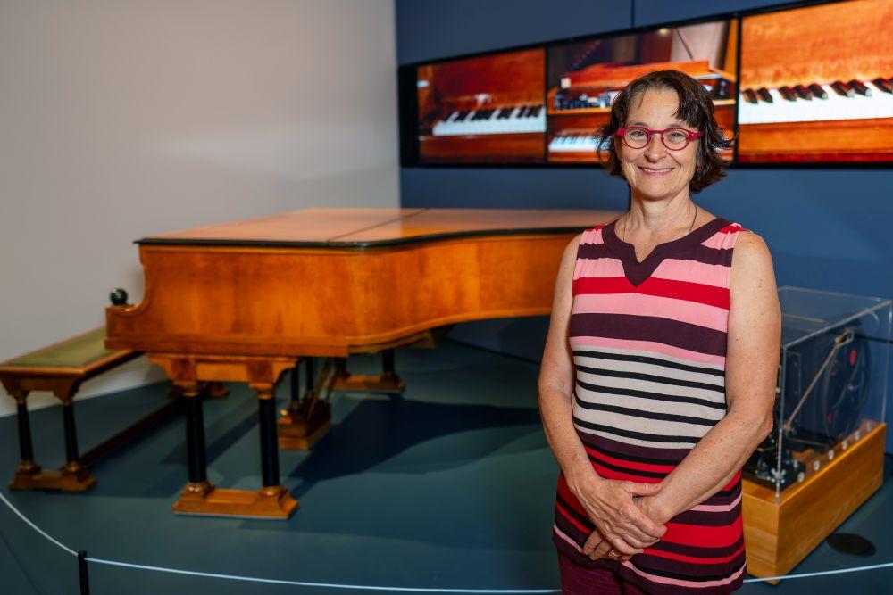 Susanne Eckert vor dem Flügel