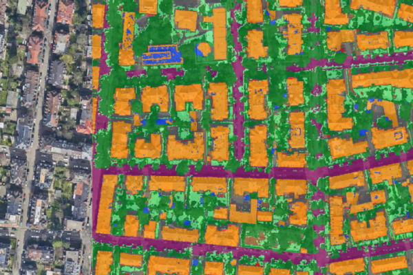 Stadtansicht aus der Vogelperspektive, ein Teil der Häuser, Straßen und Grünflächen ist in markanten Farben eingefärbt.