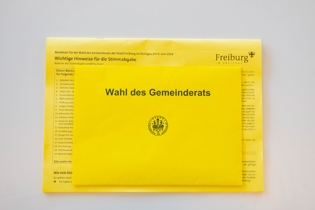 Gelbe Wahlunterlagen für die Wahl des Gemeinderats