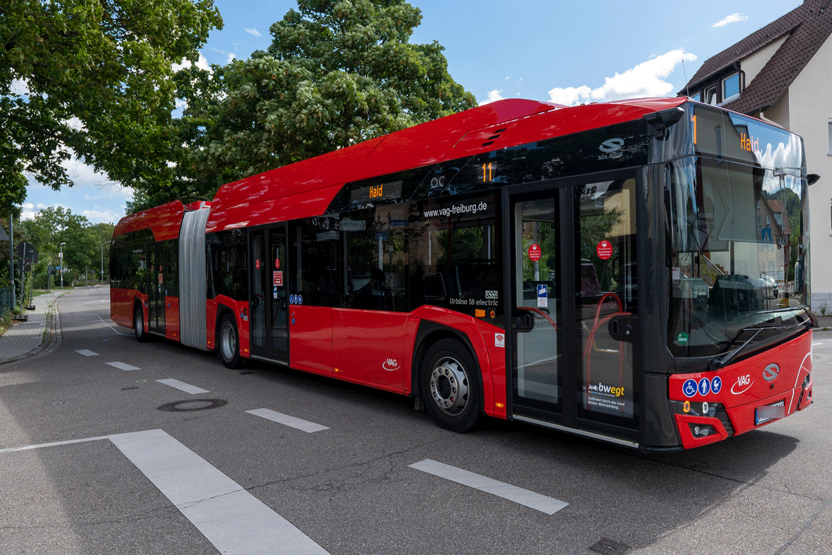 Roter Bus fährt auf einer Straße