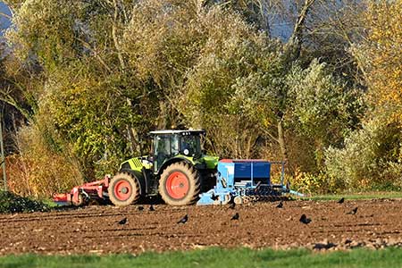 Traktor am Eggen auf Acker