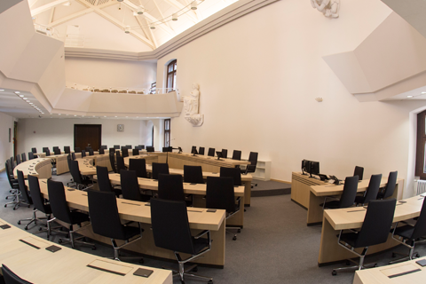 Neuer Ratssaal mit leeren Stühlen