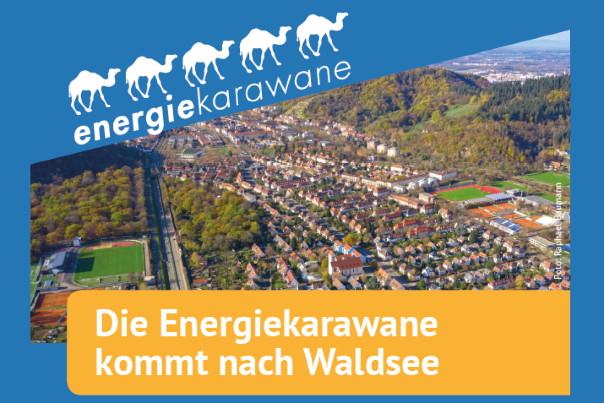 Luftbild vom Stadtteil Waldsee darunter die Aufschrift "Die Energiekarawane kommt nach Waldsee" und oberhalb die Überschrift "Energiekarawane" mit Dromedaren drüber abgebildet