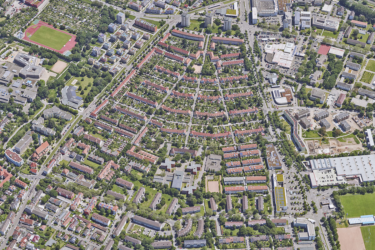 Luftbild mit Gebäuden und Gärten fächerförmig angeordnet
