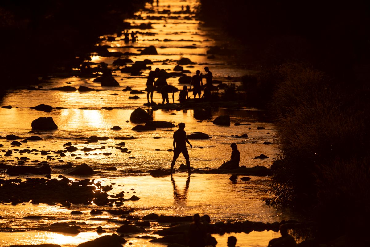 Badende in der Dreisam bei Sonnenuntergang