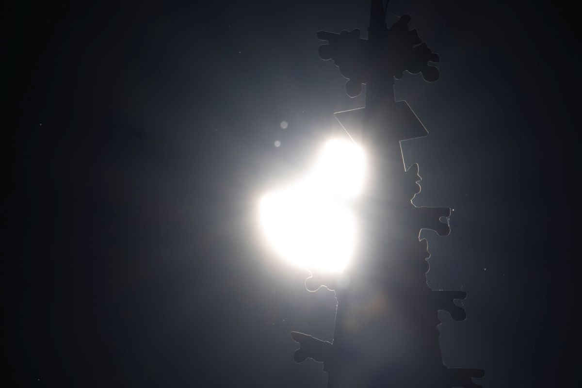 Eine partielle Sonnenfinsternis hinter dem Münsterturm
