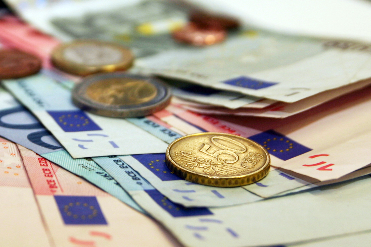Verschiedene Geldscheine von 5 bis 20 Euro, darauf ein paar Euro-Münzne.