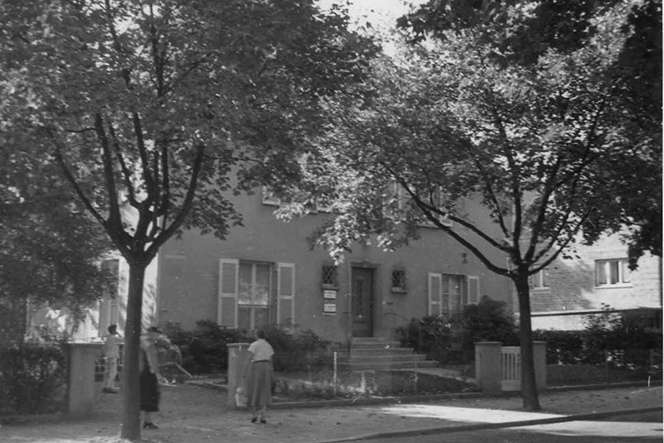 Wohnhaus mit Bäumen rechts und links