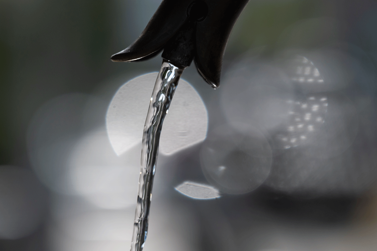 Wasserhahn aus dem Wasser läuft