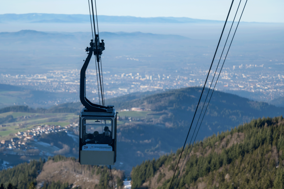 Seilbahngondel, im Hintergrund Freiburg