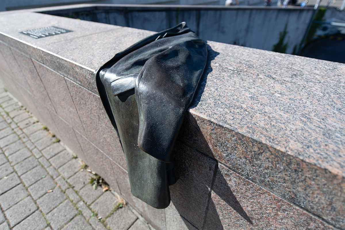 Mantel-Mahnmal auf der Wiwilibrücke