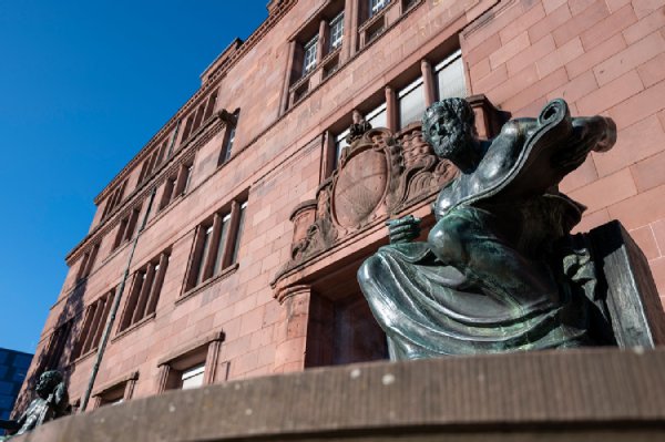 Eingang Universität